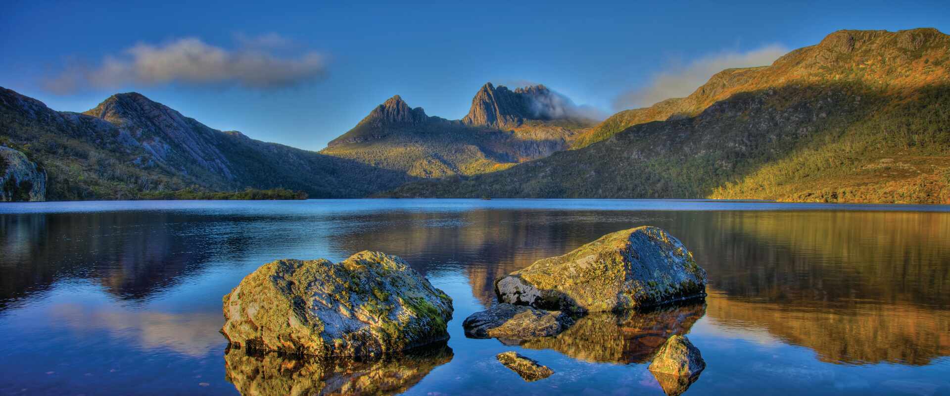 Explore the stunning Dove Lake at Cradle Mountain in Tasmania